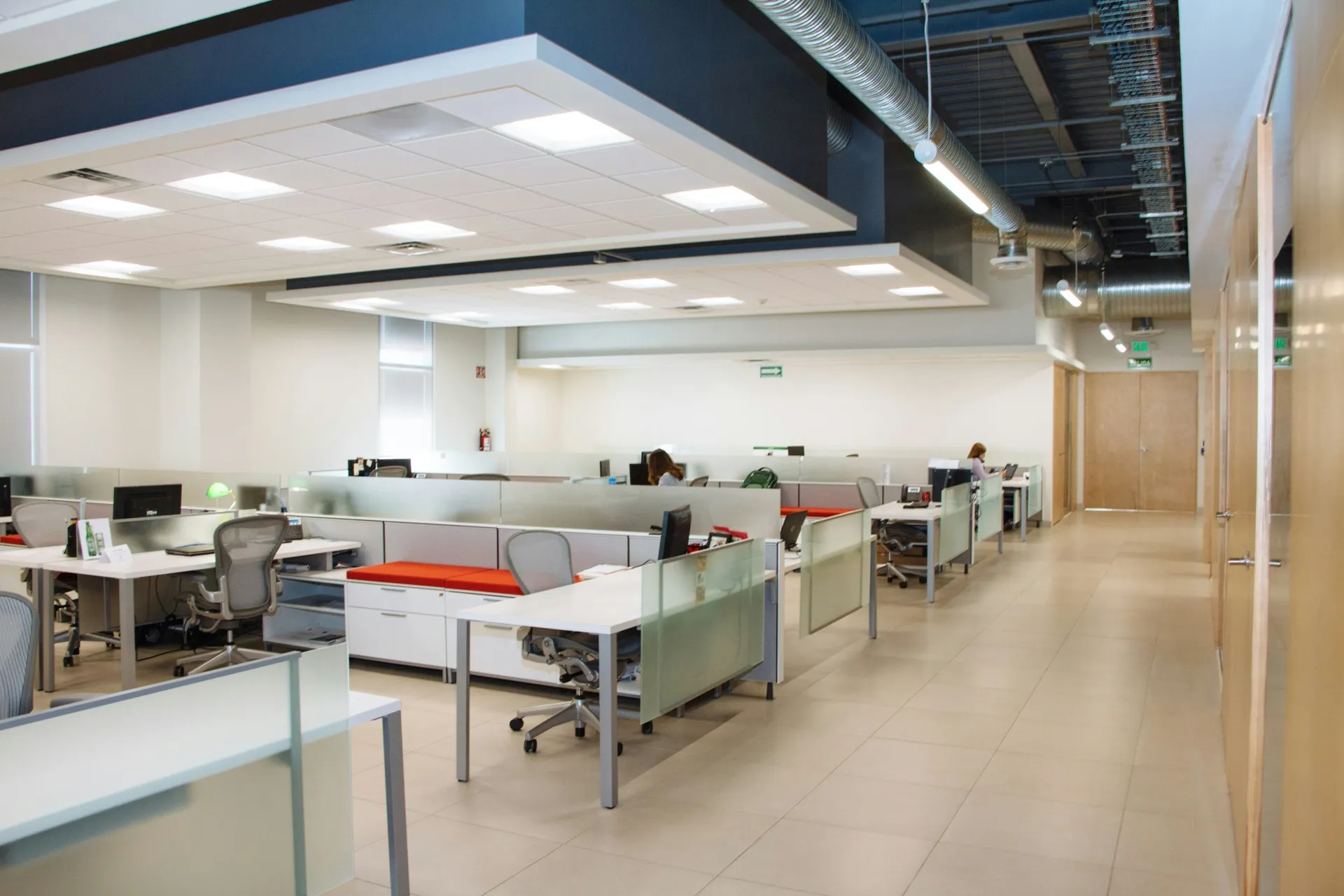 Professionnels au travail dans un bureau